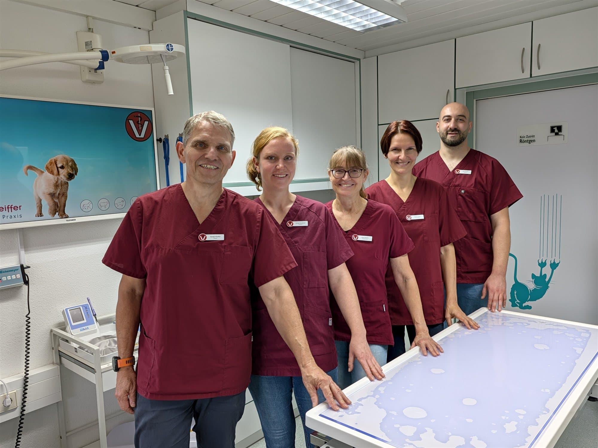 Das Team der Tierarztpraxis Pfeiffer im Behandlungsraum
